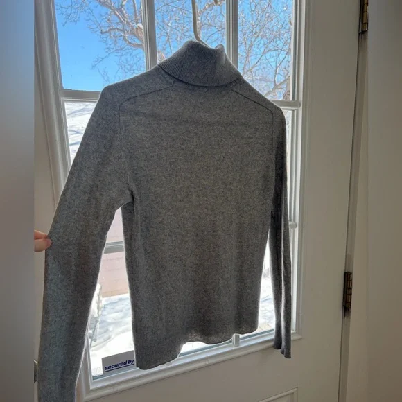 Everlane Cashmere Turtleneck - Picture 2 of 6